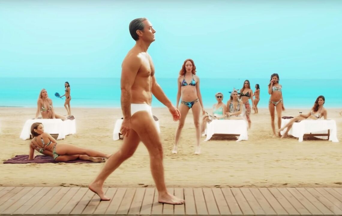 The girls on the beach watched the man who expanded the penis